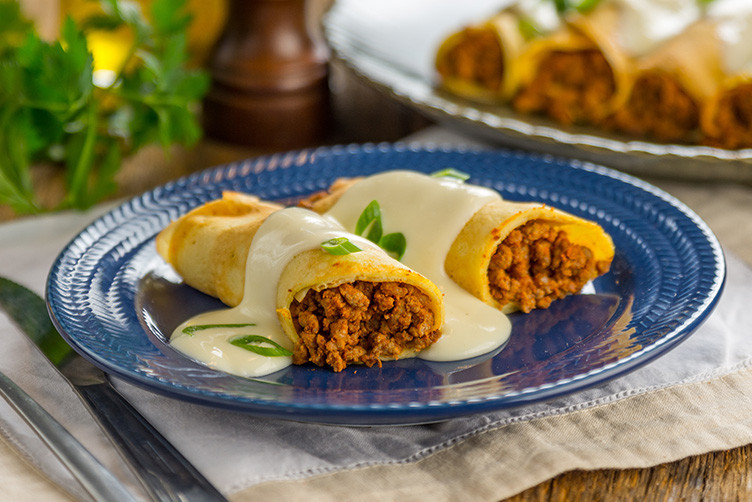 Panqueca de Carne Moída com Molho Bechamel e Queijo