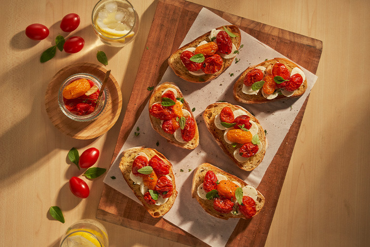 Bruschettas Caprese com Tomatinho e Manjericão