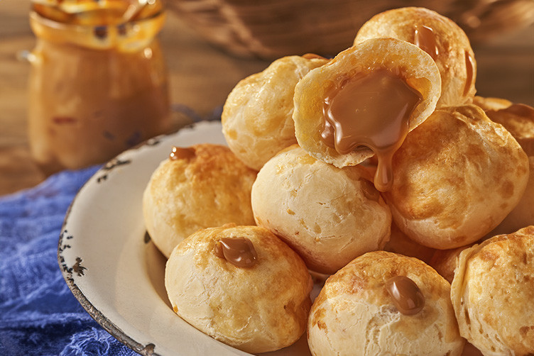 Pão de Queijo com Doce de Leite