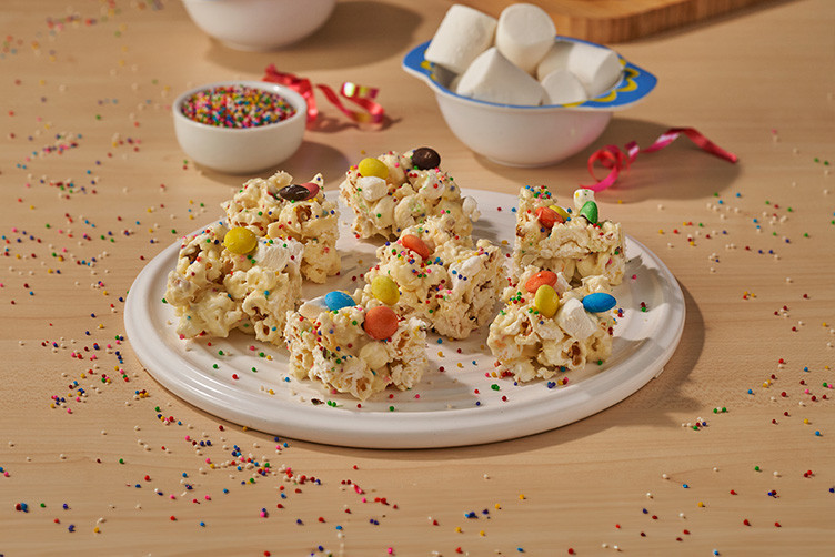 Barrinha de Pipoca com Chocolate, Marshmallow e Confeitos Coloridos