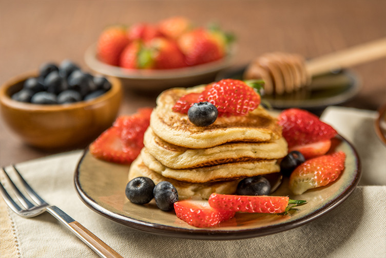 Mini Panquecas Americanas com Melaço e Frutas