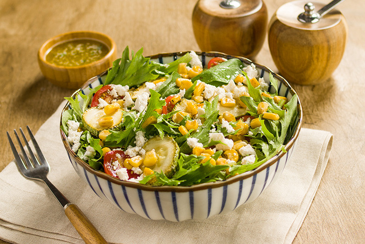 Salada de Folhas, Milho Tostado, Abobrinha e Ricota