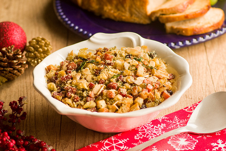 Farofa de Pão, Bacon, Uva Passas e Amêndoas