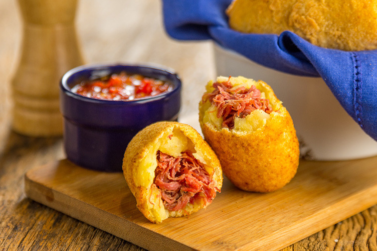 Bolinho de Mandioca com Carne Seca e Molho de Pimenta Biquinho