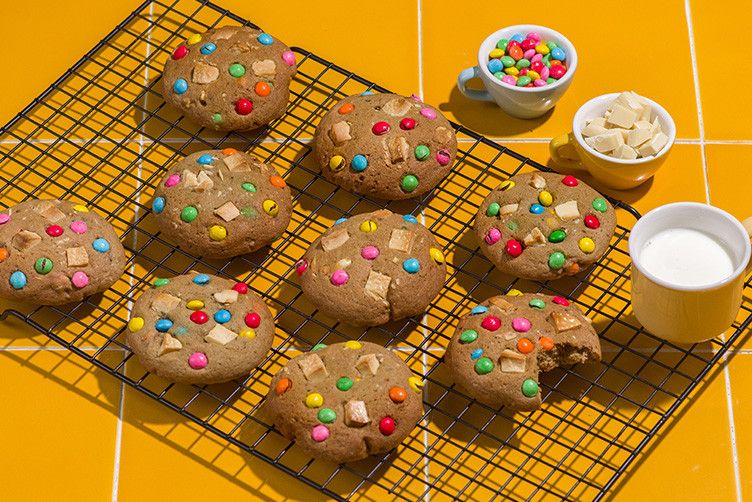 Cookies de Chocolate Branco com Confeitos Coloridos