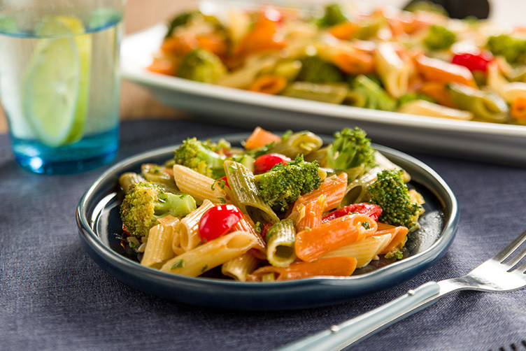 Salada de Penne Tricolor com Alho-poró, Brócolis e Tomate Cereja