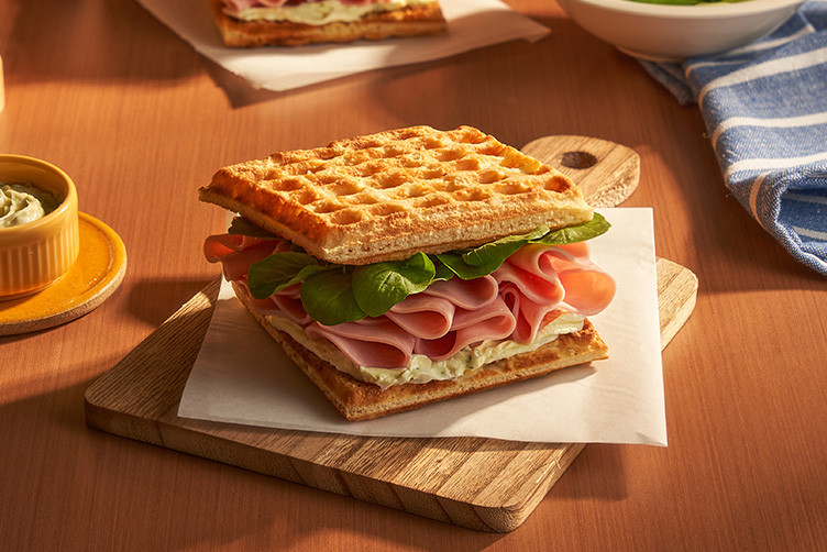 Sanduíche de Waffle de Parmesão com Presunto e Pasta de Queijo