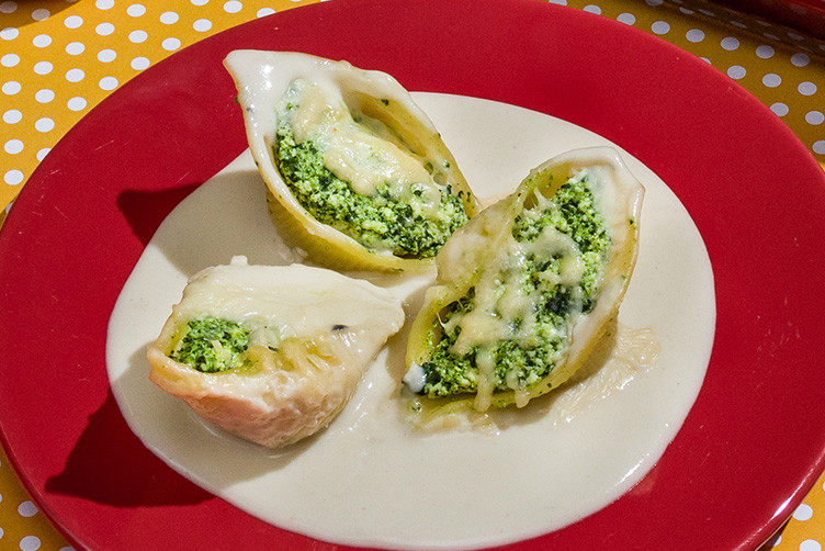 Conchiglione com Ricota, Espinafre e Molho Branco