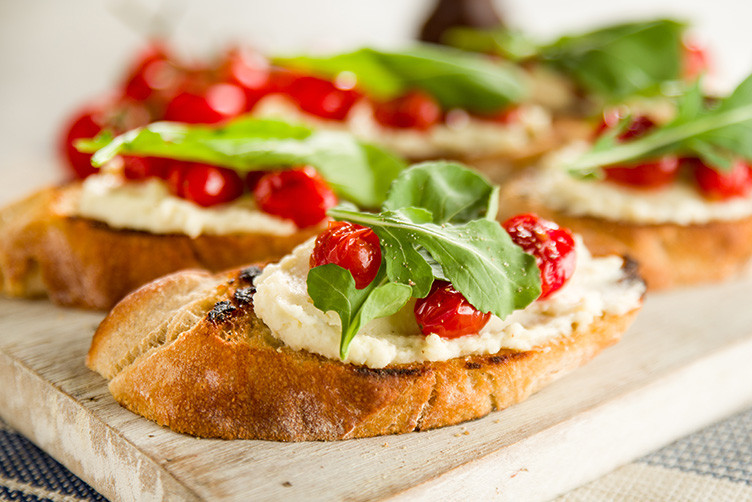 Brusquetta Caprese com Creme de Queijo, Tomate Confit e Rúcula